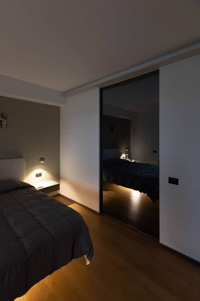 Zone notte eleganti e luminose -v08 Parete divisoria in vetro Spazio di Rimadesio tra camera e bagno in mansarda