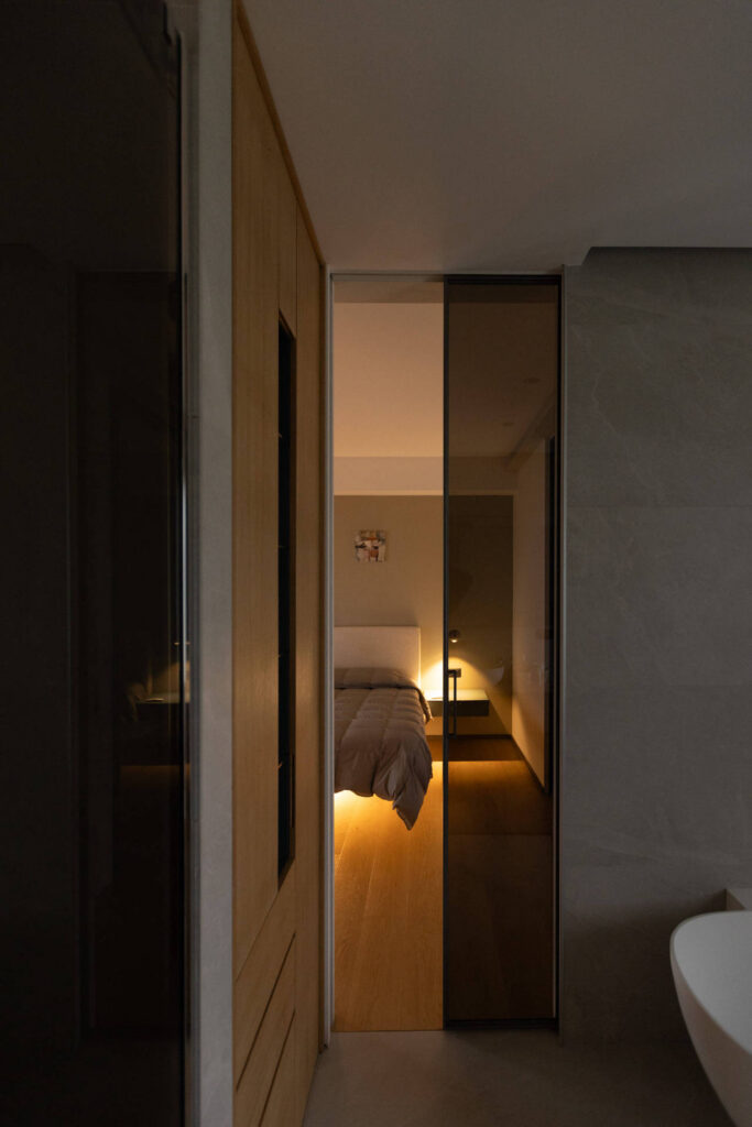Zone notte eleganti e luminose -v10 Parete divisoria armadio Spazio di Rimadesio tra camera e bagno in mansarda